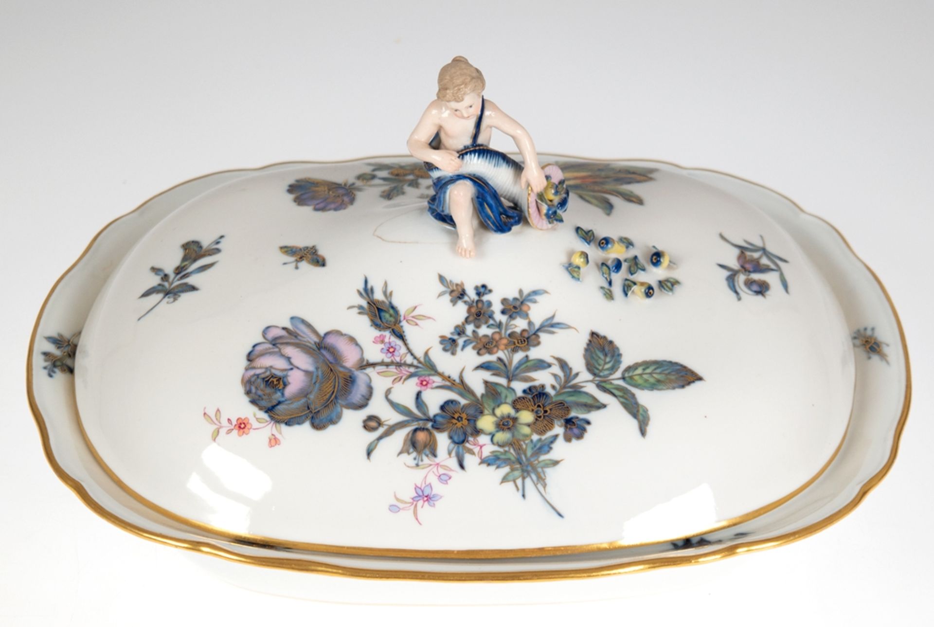 Meissen-Terrine, plastischer Putto mit Füllhorn als Deckelbekrönung (repariert), Knaufzeit (1850-19