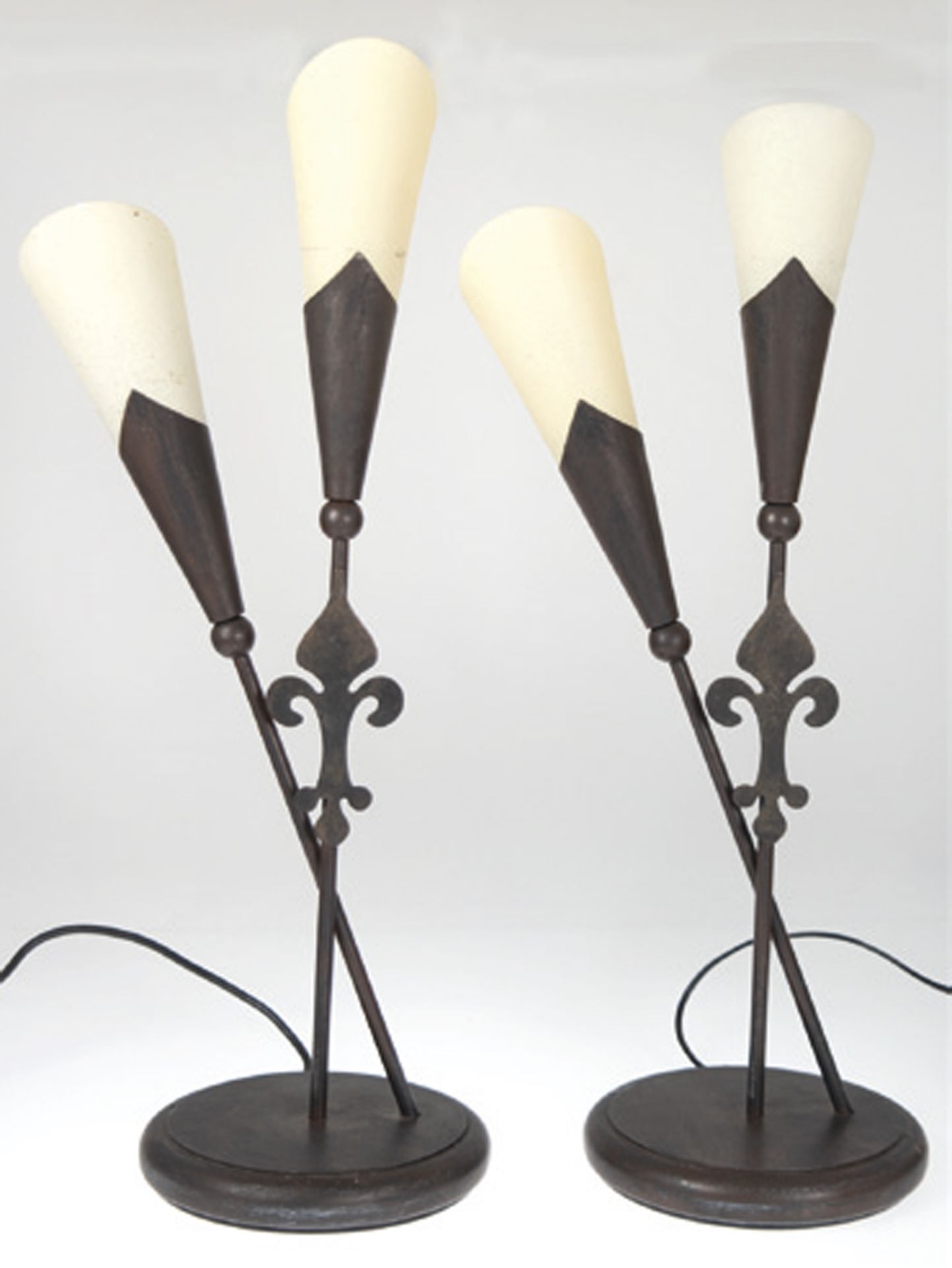 2 Tischlampen, 2-flammig, Metall braun gefaßt, auf rundem Fuß zwei sich kreuzende Leuchterarme  mit