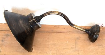 Wandlampe, 1-armig, Messing dunkel gefaßt, T. 51 cm, Dm. 26 cm