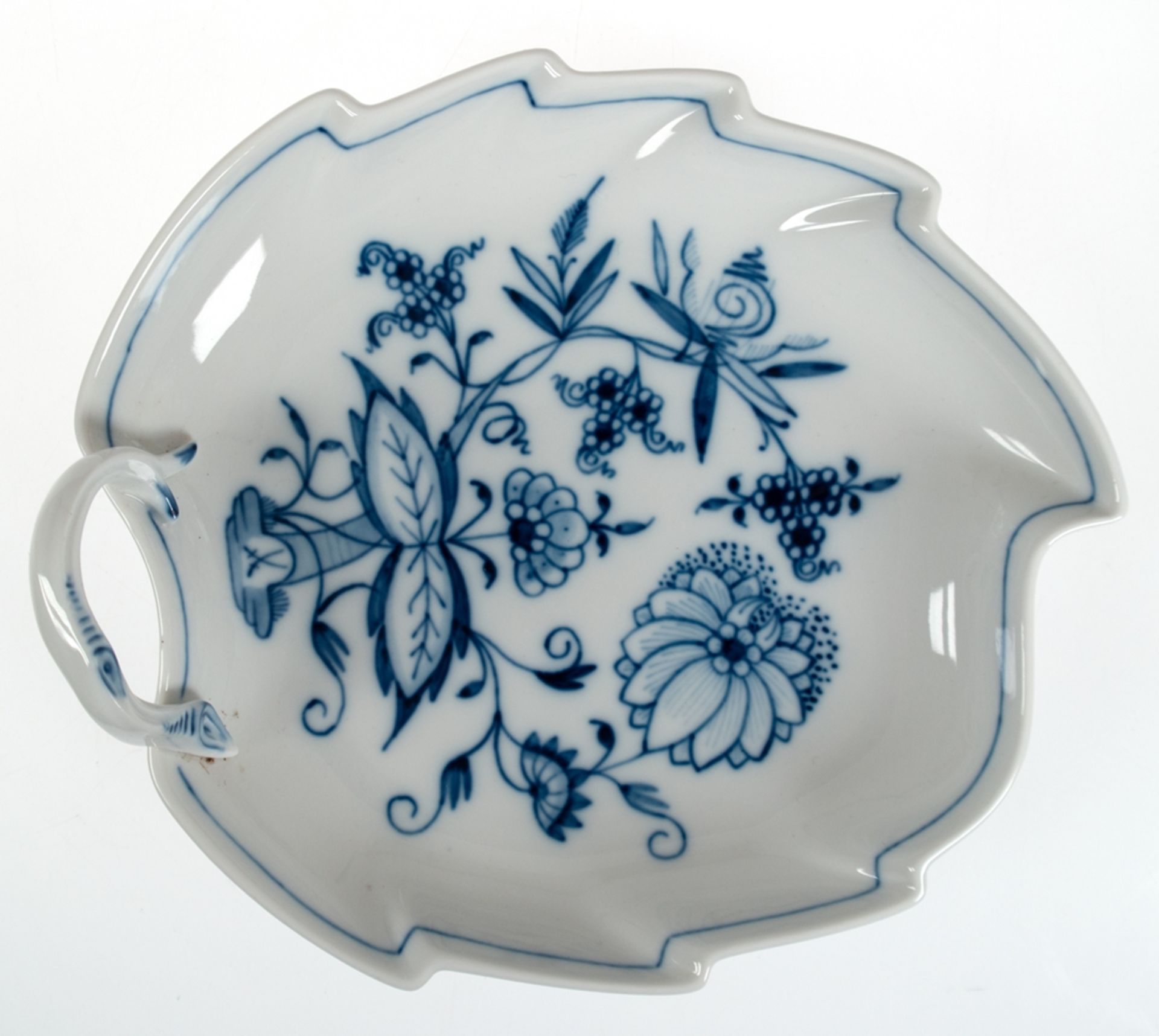 Meissen-Blattschale, Zwiebelmuster, Unterglasur blaue Schwertermarke, 3 Schleifstriche, L. 19 cm