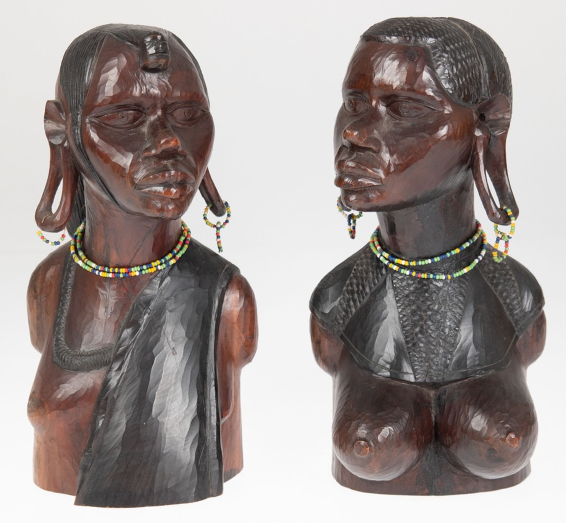 Paar Holzbüsten "Afrikanisches Königspaar", geschnitzt z.T. ebonisiert, H. je 26 cm