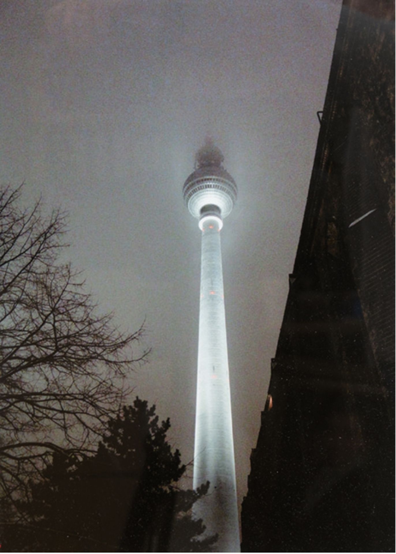 Foto "Berliner Fernsehturm", schwarz/ weiß Aufnahmen, o. Künstlerangabe, 40,5x29 cm, im Passepartou