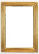 Spiegel, facettiertes Glas, goldfarbener Holzrahmen mit Rillendekor und kreisförmigen Eckelementen,