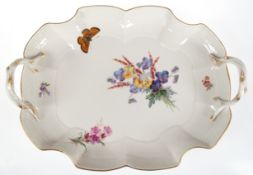 Meissen-Tablett, Bunte Blume naturalistisch mit Schmetterling und Goldrand, Altozier, gewellter Ran