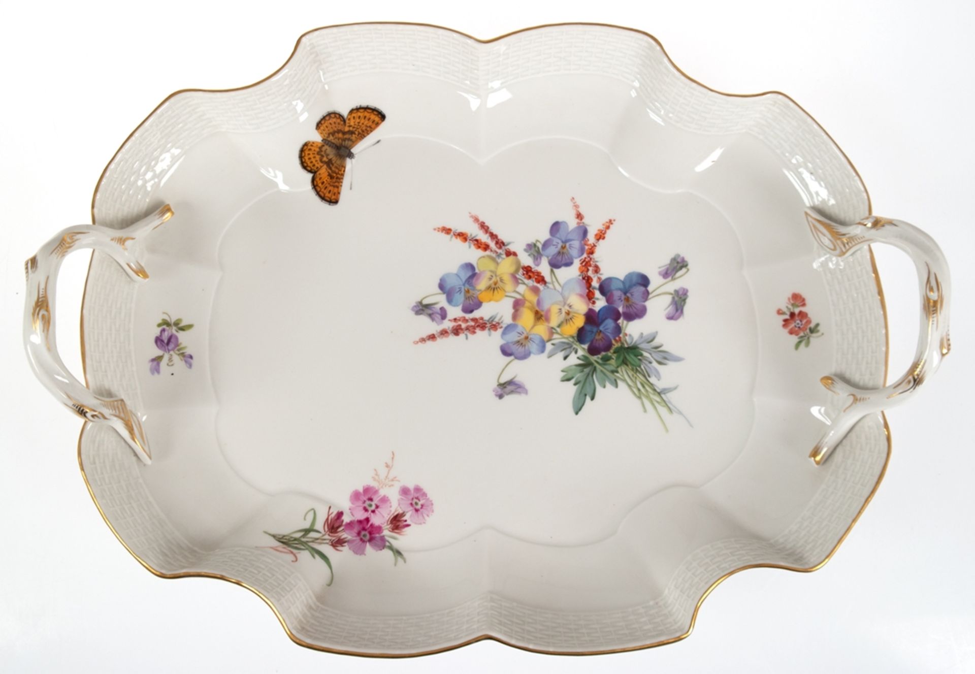 Meissen-Tablett, Bunte Blume naturalistisch mit Schmetterling und Goldrand, Altozier, gewellter Ran