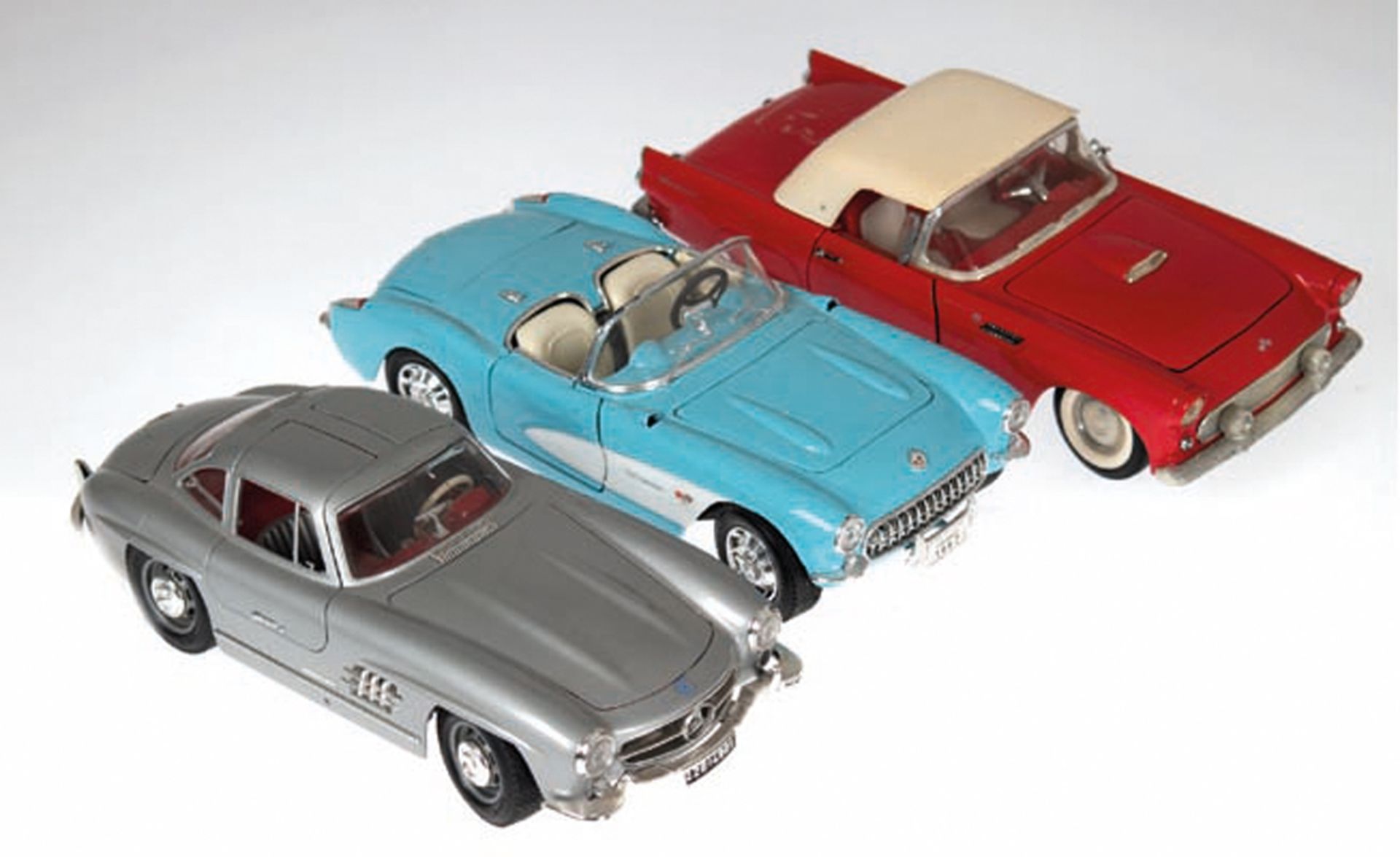 3 Modell-Autos, dabei Mercedes-300SL (1954), silber, Ford-Cabrio, rot und Chevrolet-Corvette, Cabri