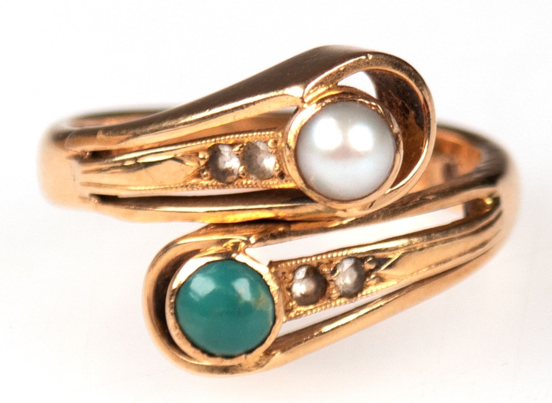 Ring, 18 k GG, durchbrochen gearbeitet, besetzt mit Perlen, grünem Stein und 4 Diamanten, Namensgra