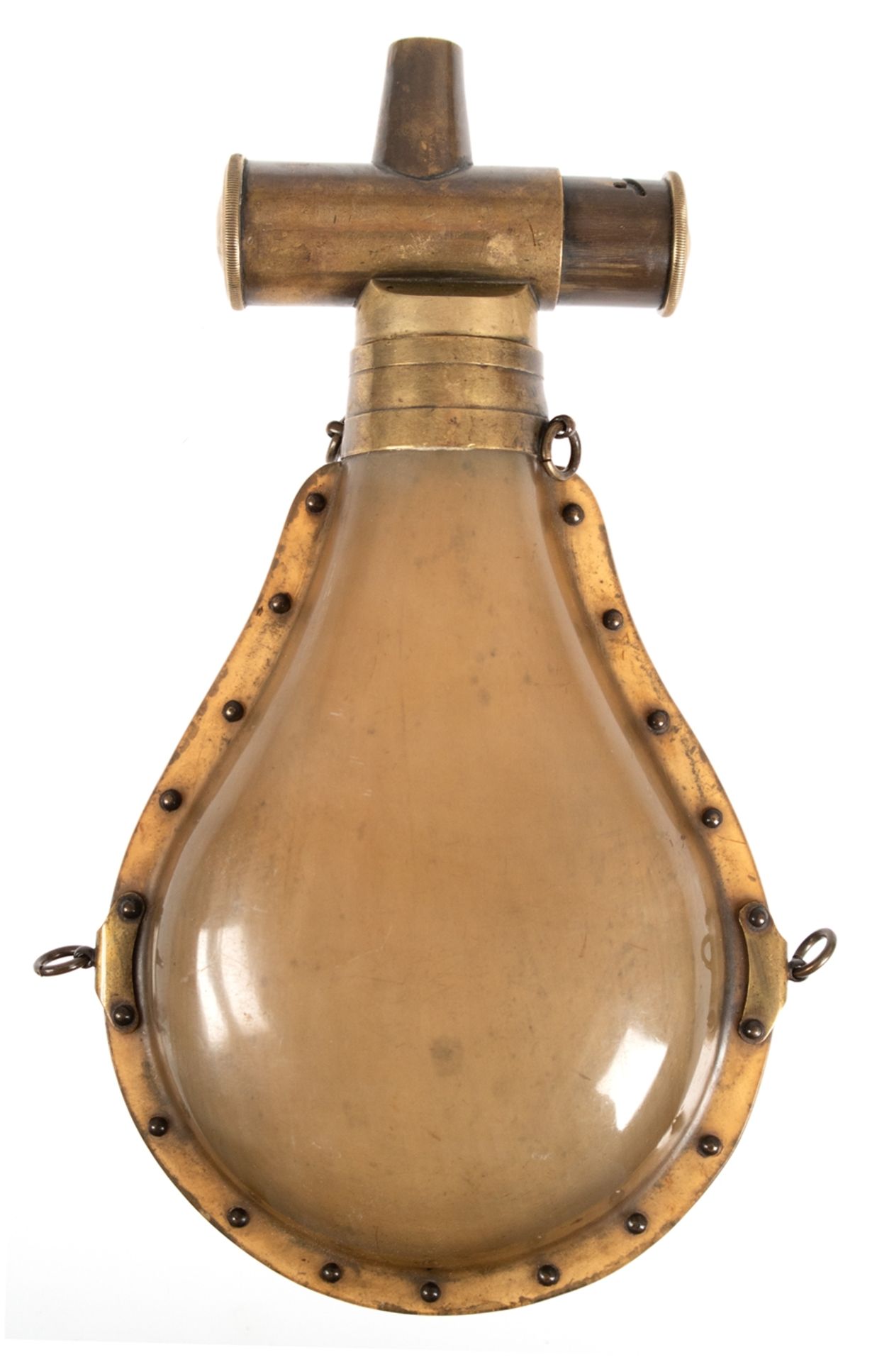 Schießpulverflasche um 1880, Beutelform, wohl grünes Schildpatt mit Messingmontur, F.Gärtner, Prag,