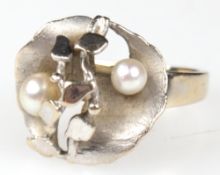 Ring, 750er WG, modern gestalteter Ringkopf besetzt mit 2 Perlen, offene Schiene, Ges.-Gew. 7,61 g,