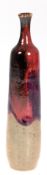 Enghalsvase, Keramik, schwarz/rot/graue Laufglasur, Ritzmonogr., Hals repariert, H. 19 cm
