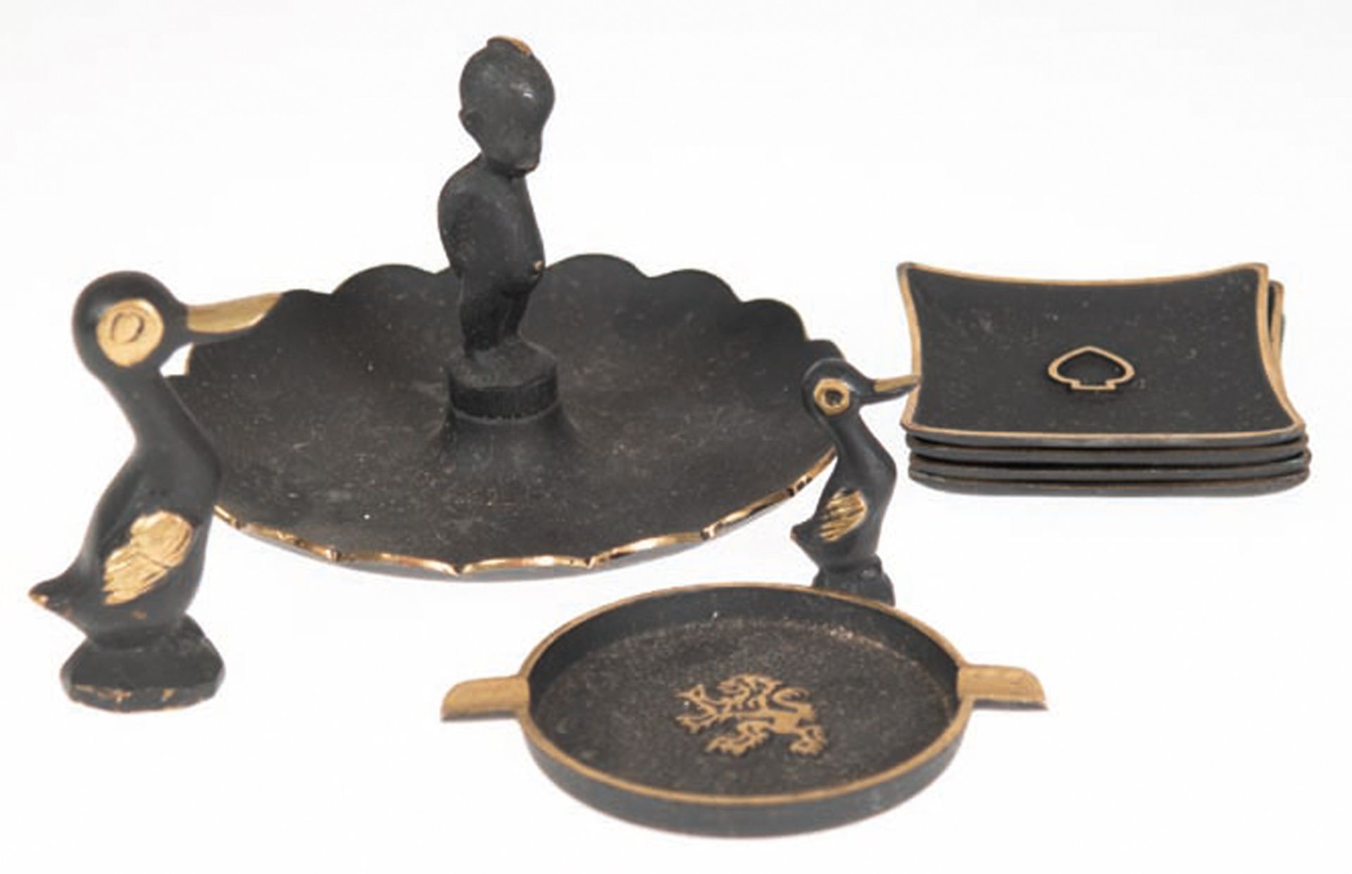 Set 8-teilig, Bronze schwarz gefaßt, England, bestehend aus Aschenbecher mit 2 Ablagen L. 9,5 cm, 2