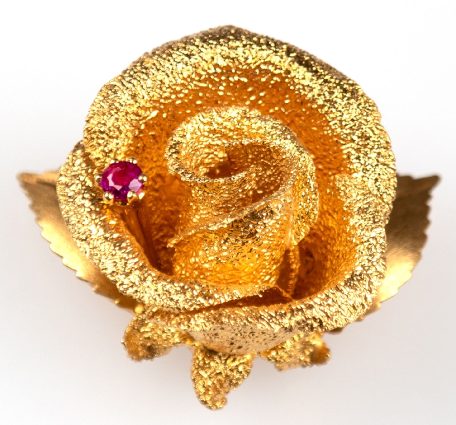 Brosche in Form einer plastischen Rosenblüte, 750er GG, besetzt mit 1 Rubin in Krappenfassung, Ges.