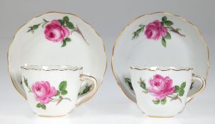 2 Meissen-Mokkatassen mit UT, Rote Rose, mit Goldrand, 2 Schleifstriche, H. 6,5 cm