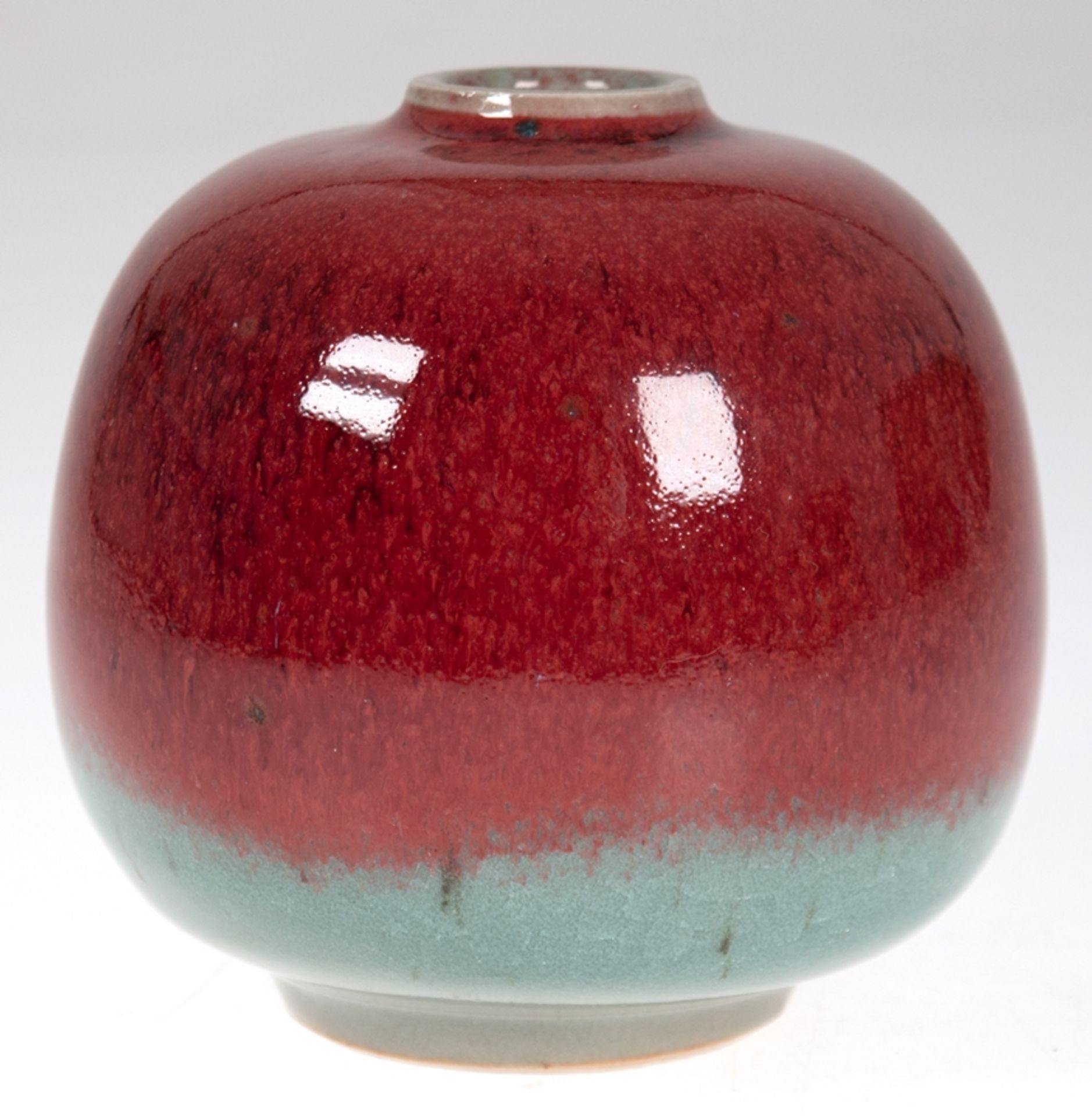 Vase, Keramik, kugelförmig,  graugrün/rot glasiert, Boden mit Ritzsignatur, H. 11,5 cm