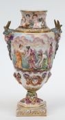 Porzellan-Vase, Dresden, 19. Jh., polychrome Bemalung, auf quadratischem Sockel, mit zwei figürlich