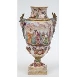 Porzellan-Vase, Dresden, 19. Jh., polychrome Bemalung, auf quadratischem Sockel, mit zwei figürlich