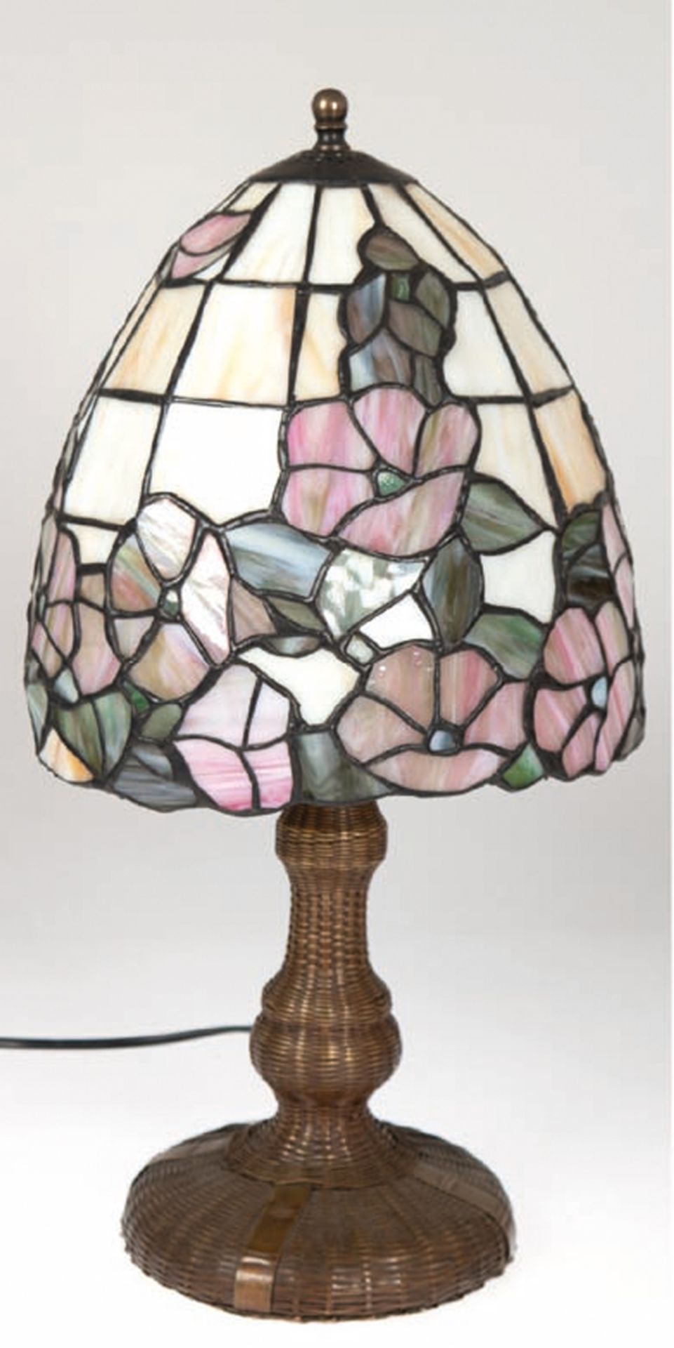 Tischlampe im Tiffany-Stil, 1-Flammig, Schirm aus Favrileglas mit großem Blütenrand und beigen Ele