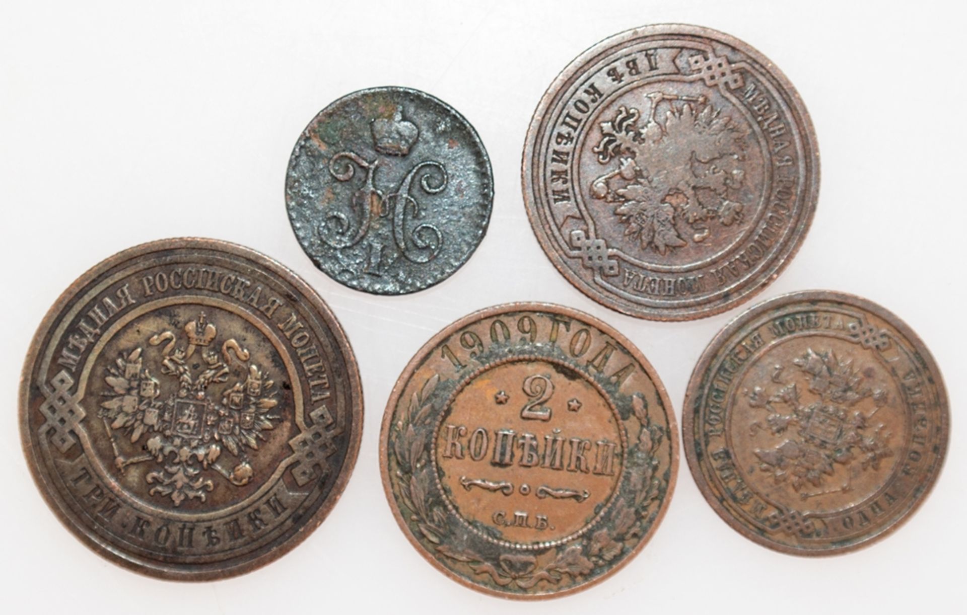 5 Kopeken-Münzen, Rußland, dabei 3 Kopeken 1909, 1 Kopeke 1913 und 1 Kopeke 1840