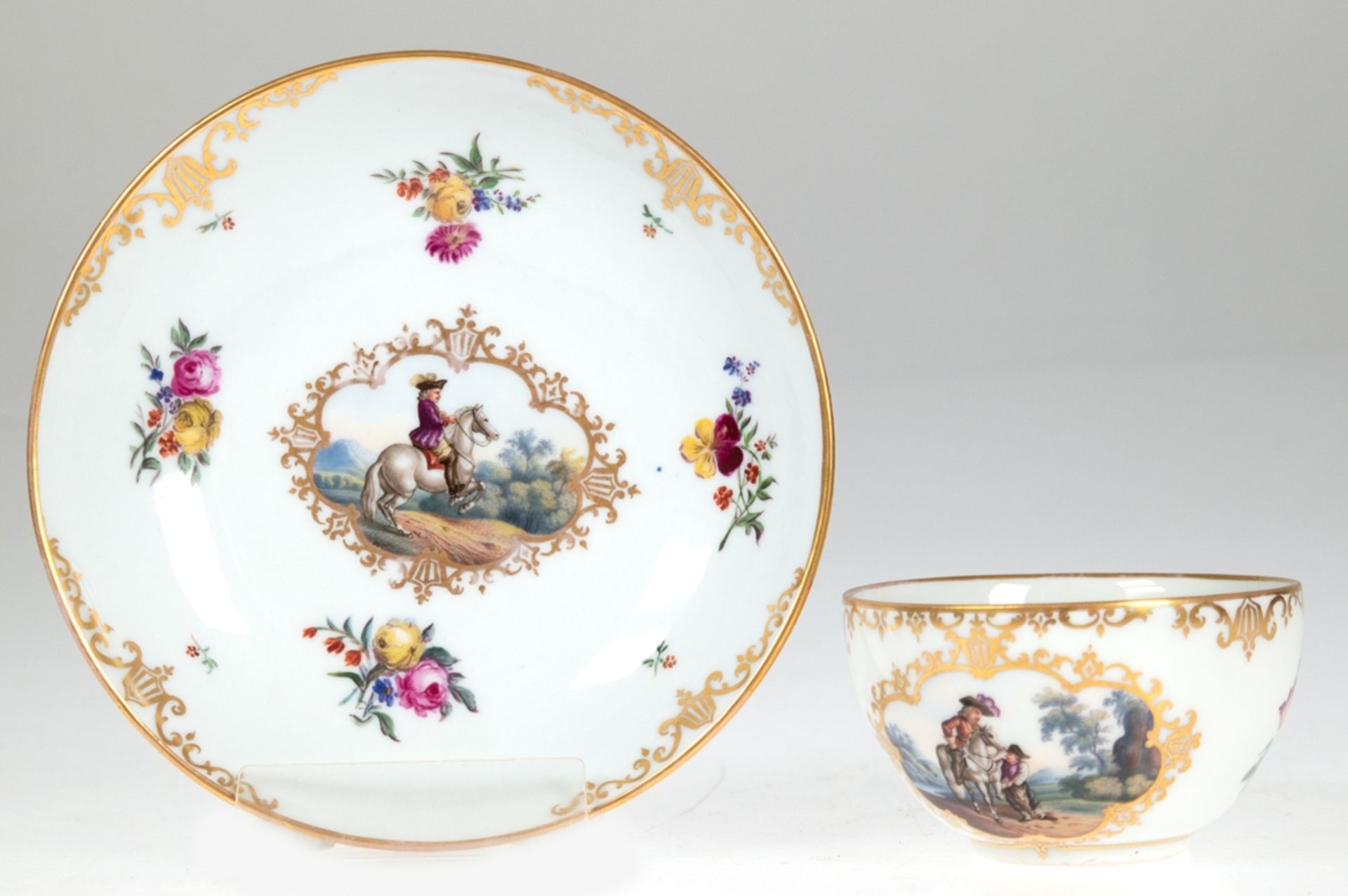 Meissen-Tasse, Anfang 19. Jh., UT Ende 19. Jh., jeweils mit goldgerahmtem Medaillon mit Reiterszene