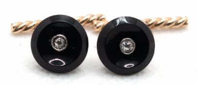 Paar Manschettenknöpfe, gemuldete Onyxplatte mit mittigem Diamant, Dm. 1,2 cm