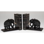 Paar Buchstützen, figürlich "Elefant vor Buch stehend", ebonisiertes Holz  mit Beineinlagen, 1x Sch