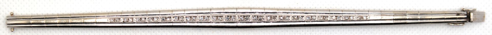 Armband, 750er WG, sich mittig verbreiternde Schauseite in Reihe besetzt mit 40 Diamanten, Stecksch