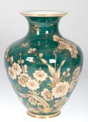 Rosenthal-Vase "Goldrausch", signiert W. Mutze, Balusterform, umlaufende florale Malerei auf grünem