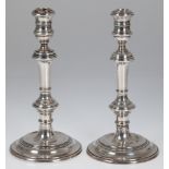 Paar Kerzenleuchter, 1-flammig, Sterlingsilber, London, runder beschwerter Fuß in gegliederten Scha
