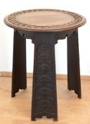 Jugendstil-Tisch, wohl Worpswede, Eiche, auf 3 floral reliefierten Beinen, runde Platte mit Ornamen