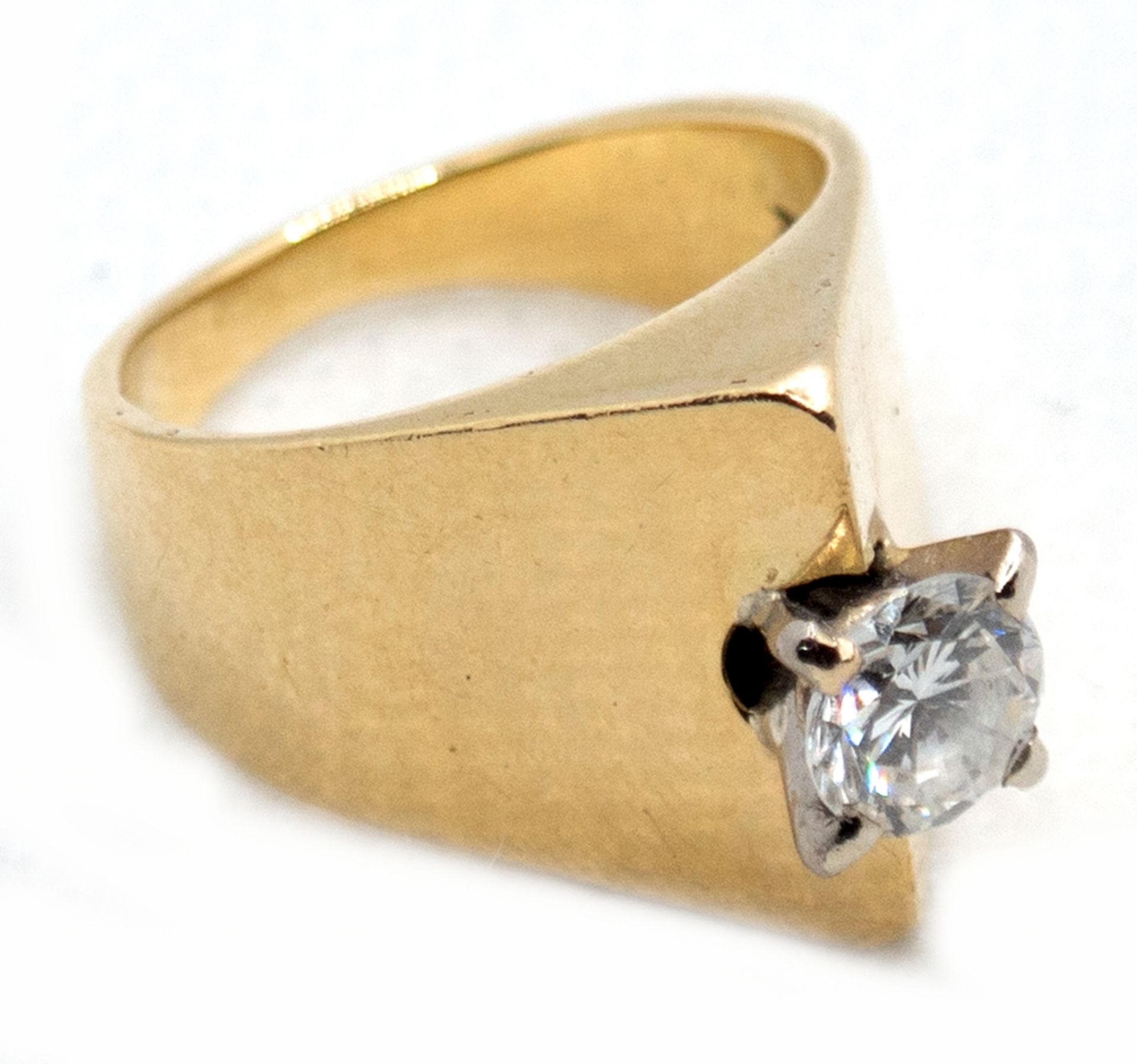 Brillant-Ring, 18 k GG, Solitär von ca. 0,7 ct., w/si, in Krappenfassung, sich verbreiternde, spitz