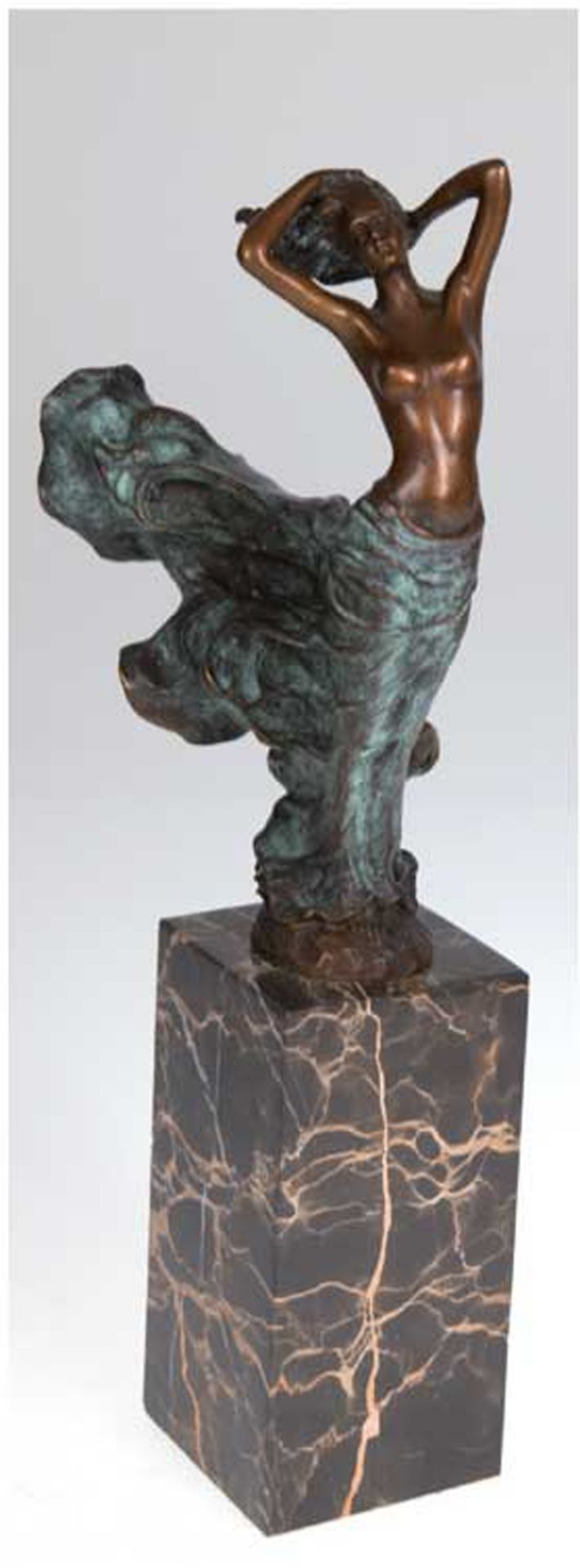 Bronze-Figur "Frau im Wind stehend", Nachguß, braun und grün patiniert, Gießermarke "J.B. Deposee,