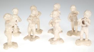 8 Figuren "Putten-Kapelle", 19. Jh., Fayence beinfarben glasiert, H. 9,5 cm - 10,5 cm