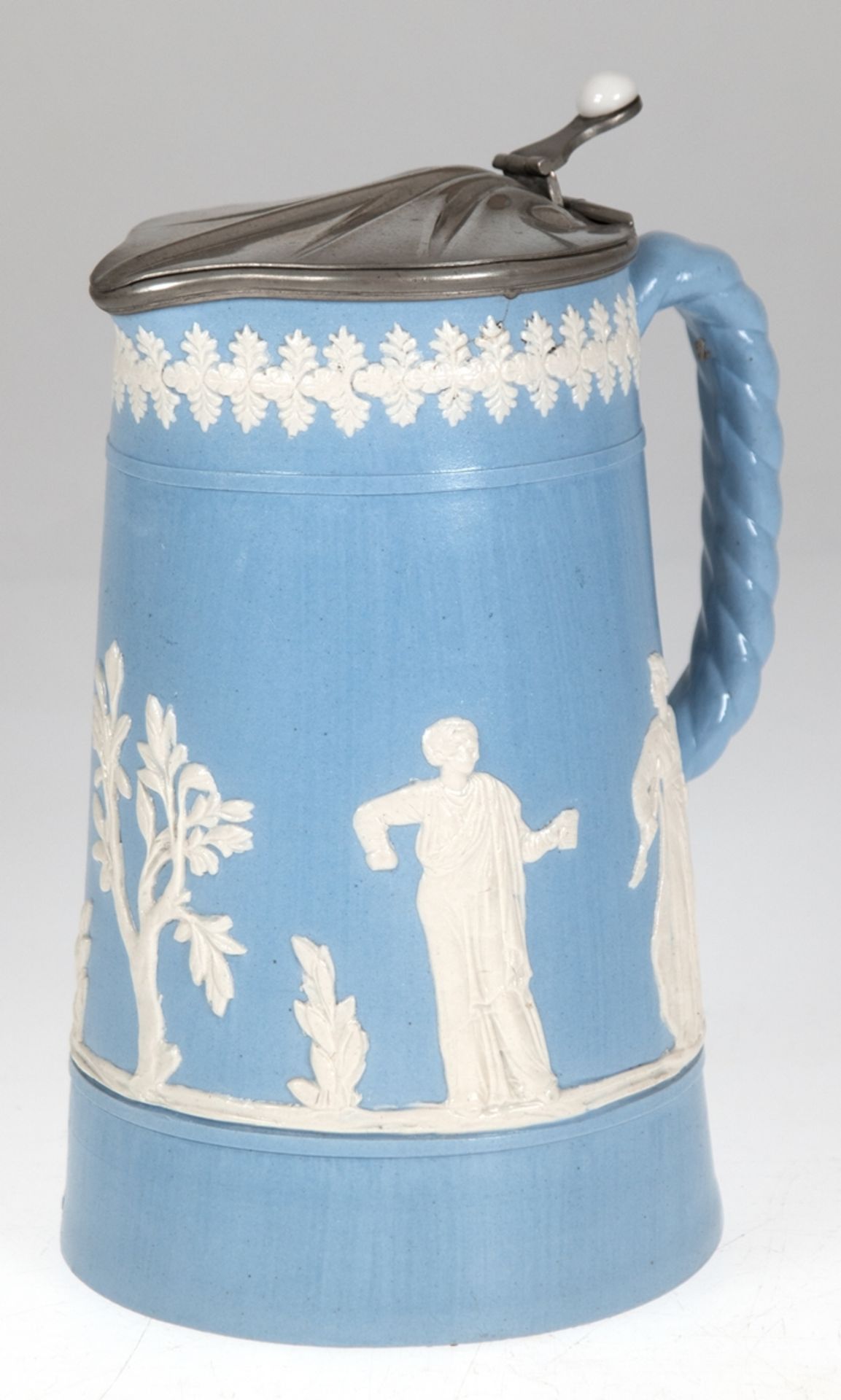 Krug mit Zinndeckel, Jasperware, ca. 1890, umlaufende weiße figürliche Auflagen auf hellblauem Grun