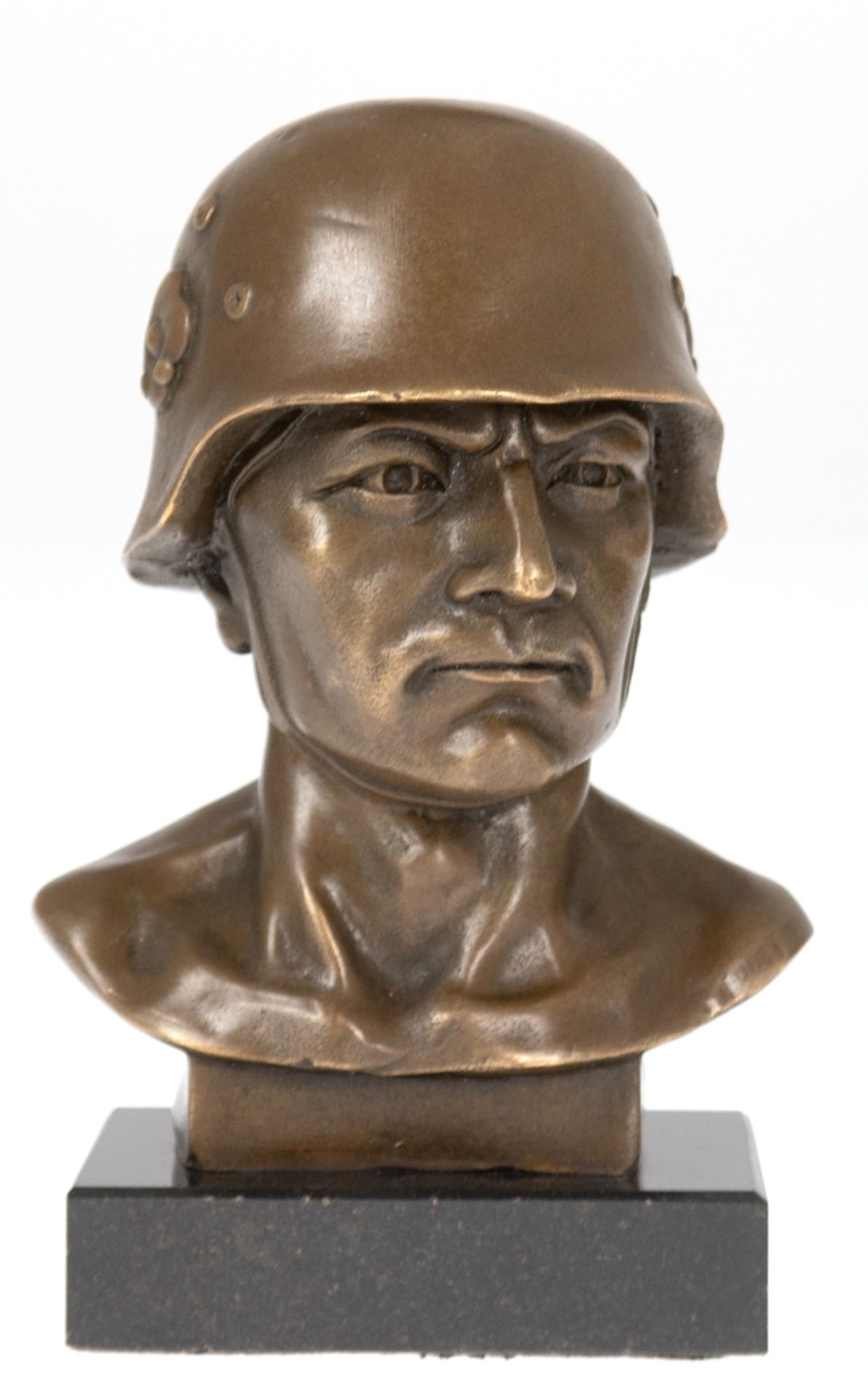 Figur "Büste eines Soldaten mit Helm", Bronze braun patiniert, sign. Fisher, auf schwarzer Steinpli