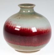 Vase, Keramik, ochsenblutrot/graue Glasur, Kugelform, Boden mit Ritzsignatur, H. 11,5 cm