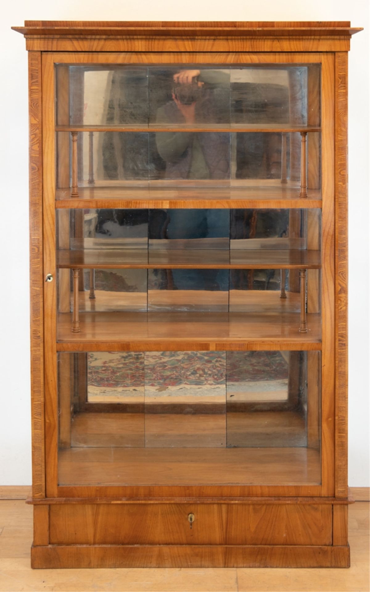 Biedermeier-Vitrine, Kirsche furniert mit Eschebändern, 3-seitig verglast, rückseitig verspiegelt,