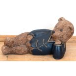 Figur "Liegender Teddy", Steinguß, farbig, gefaßt, L. 46 cm, H. 23 cm