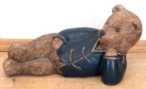 Figur "Liegender Teddy",  Steinguß, farbig, gefaßt, L. 46 cm, H. 23 cm