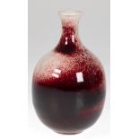 Vase, Keramik, ochsenblutrot/graue Glasur, Boden mit Ritzsignatur, H. 21 cm