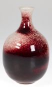 Vase, Keramik, ochsenblutrot/graue Glasur, Boden mit Ritzsignatur, H. 21 cm
