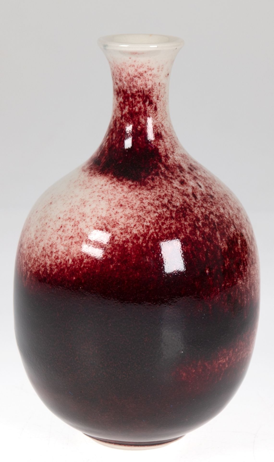 Vase, Keramik, ochsenblutrot/graue Glasur, Boden mit Ritzsignatur, H. 21 cm