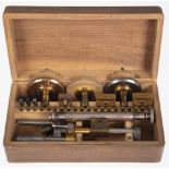 Uhrmacherwerkzeug, Schraubenkopfpoliermaschine, mit Messing-, Holz und Stahlscheibe, im Kasten, 6,5