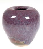 Kleine Vase, Keramik, gebaucht, mit hellblau/violetter Laufglasur, Ritzmonogr., H. 10 cm