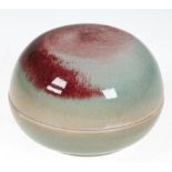 Deckeldose, rund, Keramik, ochsenblutrot/graue Glasur, innen grau glasiert, Boden mit Ritzsignatur,