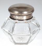 Deckelgefäß mit 835er Silberdeckel (leicht gedellt) , kantiger Klarglaskorpus mit eingepaßtem inner