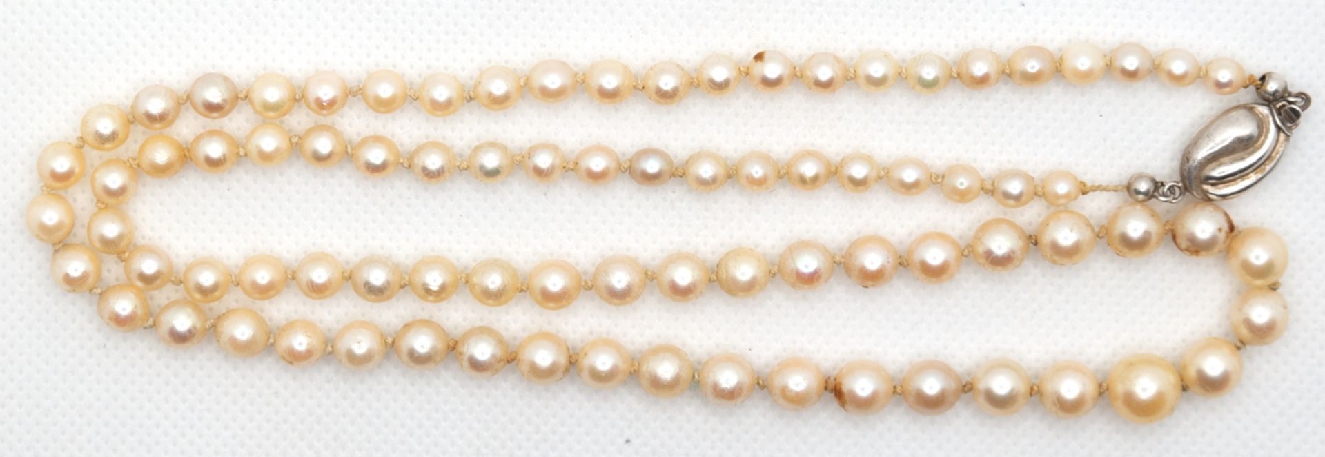 Perlenkette, im Verlauf einzeln geknotet, 925er Silber-Verschluß, Perlen-Dm. ca. 4 - 8 mm, Ketten-L
