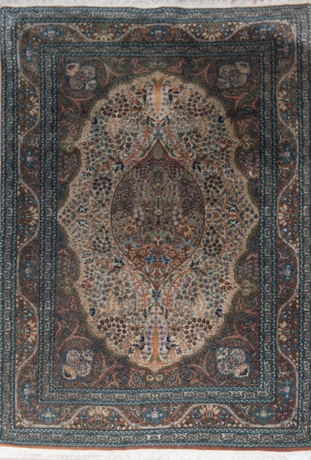 Teppich, grün/blau gemustert auf hellem Grund, mittig ovales Medaillon mit floralem und ornamentale