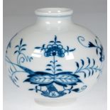 Meissen-Vase, Zwiebelmuster, Kugelform, 1 Schleifstrich, H. 11,5 cm