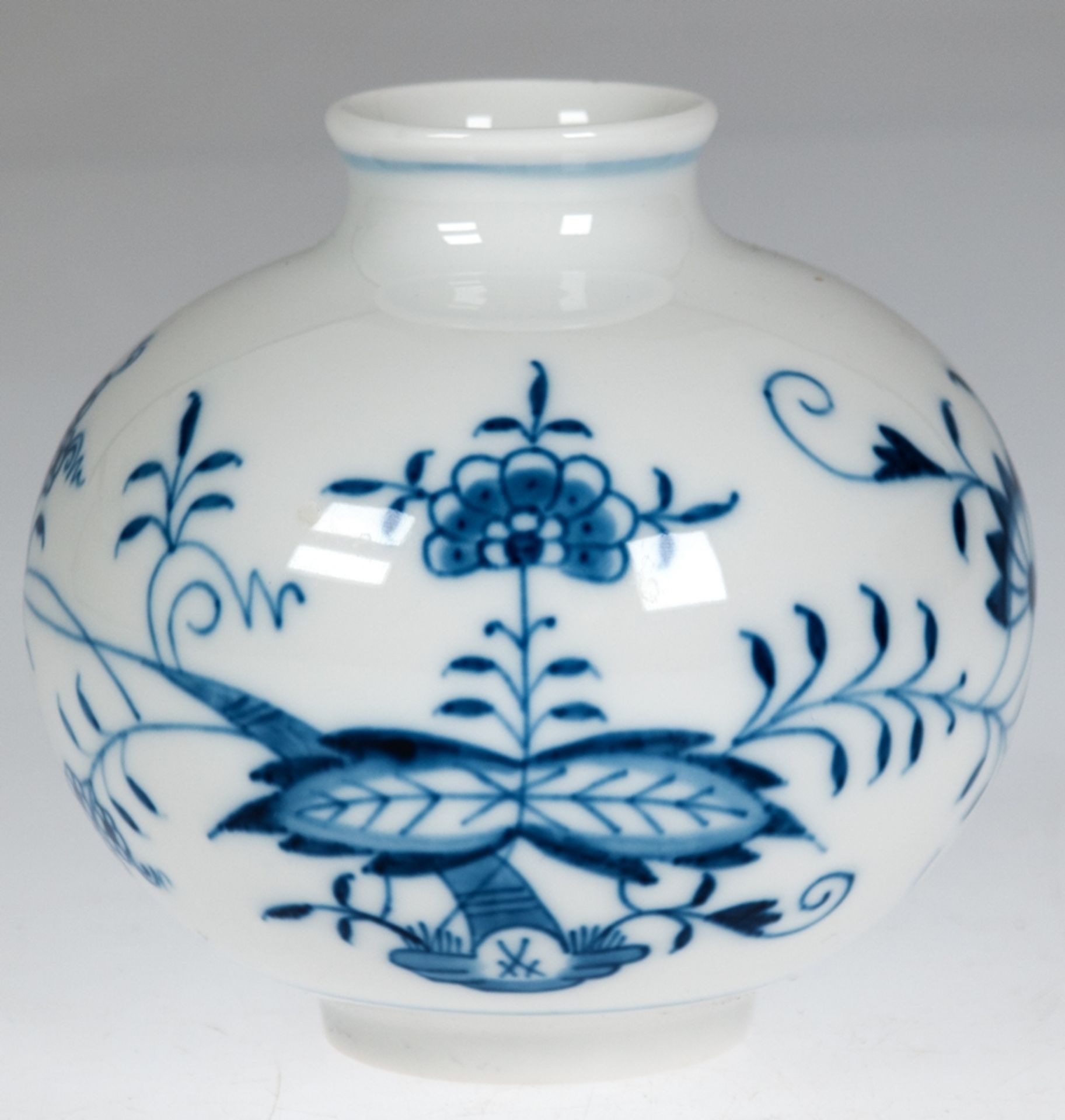 Meissen-Vase, Zwiebelmuster, Kugelform, 1 Schleifstrich, H. 11,5 cm