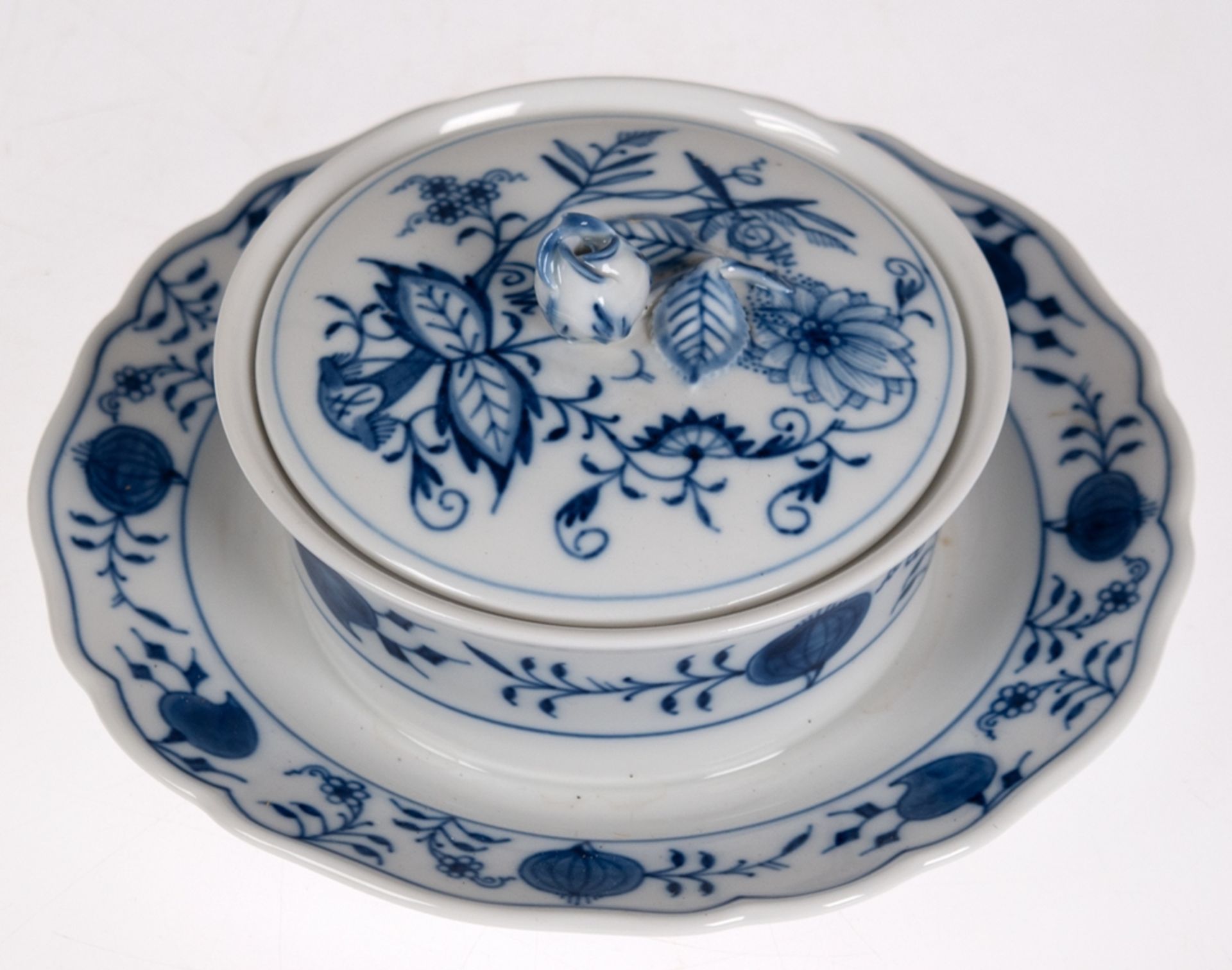 Meissen-Butterdose, Zwiebelmuster, Unterglasur blaue Schwertermarke, 3 Schleifstriche, Deckelblüte 